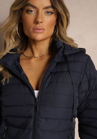 Renee - Granatowa Kurtka Ozdobiona Pikowaniem Wykończona Sznurkami i Kapturem Mivissa. Okazja: na co dzień, na spacer. Kolor: niebieski. Materiał: jeans. Wzór: aplikacja. Styl: casual, elegancki
