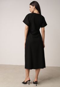 Born2be - Czarna Sukienka o Rozkloszowanym Kroju z Marszczeniem i Rozcięciem Zinnariae. Okazja: na co dzień. Kolor: czarny. Materiał: jeans. Styl: casual #7