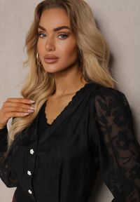 Renee - Czarna Bluzka z Ozdobnymi Przeźroczystymi Rękawami i Guzikami Fletchera. Okazja: na co dzień. Kolor: czarny. Styl: casual #4