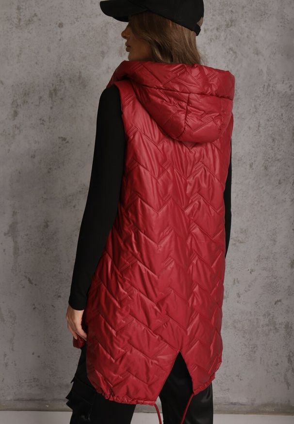 Renee - Czerwona Długa Pikowana Kamizelka z Kapturem i Ozdobną Naszywką Mentape. Typ kołnierza: kaptur. Kolor: czerwony. Długość: długie. Wzór: aplikacja. Styl: sportowy