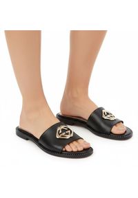 Czarne Klapki Lamanti Skórzane Buty Na Lato. Okazja: na co dzień. Kolor: czarny. Materiał: skóra. Wzór: aplikacja. Sezon: lato. Styl: casual, elegancki, klasyczny #1