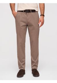 Ombre Clothing - Jednolite spodnie męskie chino REGULAR FIT – brązowe V1 - Rozmiar: XL. Okazja: na co dzień, do pracy. Kolor: brązowy. Materiał: materiał, bawełna, elastan. Wzór: jednolity. Styl: elegancki, casual