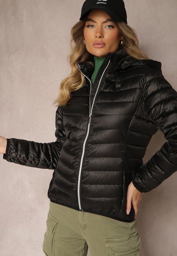 Renee - Czarna Kurtka Przejściowa z Kapturem Odpinanym Labetha. Okazja: na co dzień, na spacer. Typ kołnierza: kaptur. Kolor: czarny. Materiał: jeans. Styl: elegancki, casual