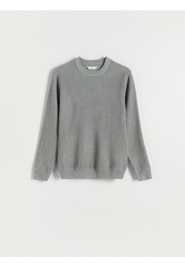Reserved - Sweter w prążek - szary. Kolor: szary. Materiał: dzianina, wiskoza. Wzór: prążki