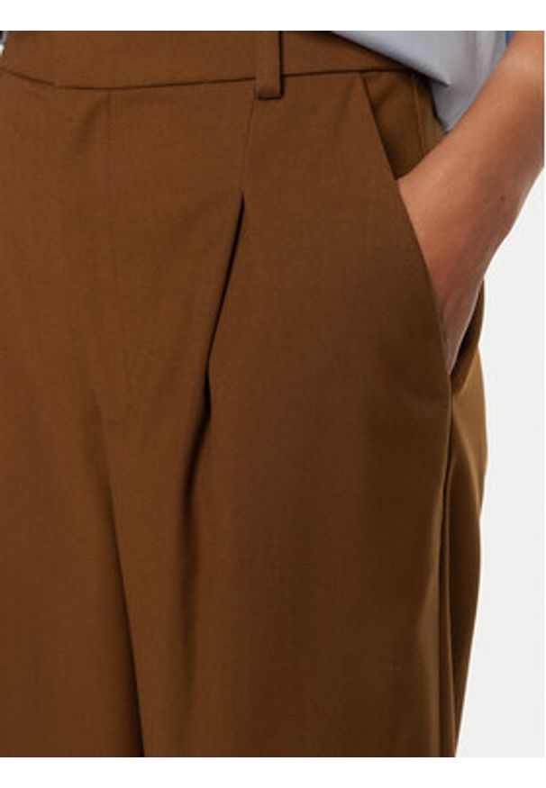 GESTUZ - Gestuz Bermudy Paula 10909173 Brązowy Loose Fit. Kolor: brązowy. Materiał: wiskoza, syntetyk