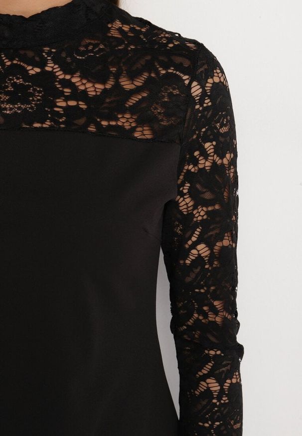 Born2be - Czarna Rozkloszowana Sukienka z Koronką i Stójką Edanith. Okazja: na co dzień. Typ kołnierza: kołnierzyk stójkowy. Kolor: czarny. Materiał: koronka. Długość rękawa: długi rękaw. Wzór: koronka. Typ sukienki: proste. Styl: casual, wizytowy