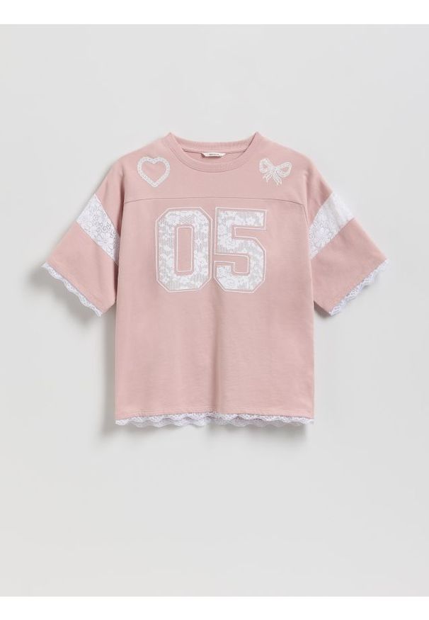 Reserved - T-shirt z koronkowym zdobieniem - różowy. Kolor: różowy. Materiał: koronka. Wzór: aplikacja