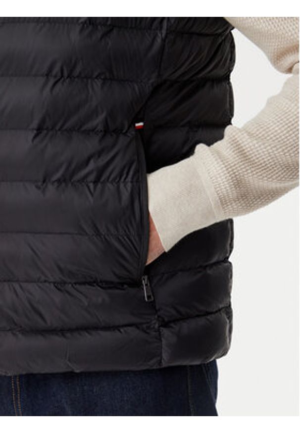 TOMMY HILFIGER - Tommy Hilfiger Bezrękawnik Core Packable MW0MW39989 Czarny Regular Fit. Kolor: czarny. Materiał: syntetyk. Długość rękawa: bez rękawów