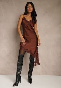 Renee - Brązowa Satynowa Sukienka Asymetryczna z Koronką Monoria. Kolor: brązowy. Materiał: satyna, koronka. Długość rękawa: na ramiączkach. Wzór: koronka. Typ sukienki: asymetryczne. Długość: midi #1