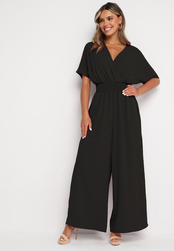 Born2be - Czarny Kopertowy Kombinezon z Gumką w Talii i Szerokimi Nogawkami Vimashea. Okazja: na co dzień. Kolor: czarny. Styl: elegancki, casual
