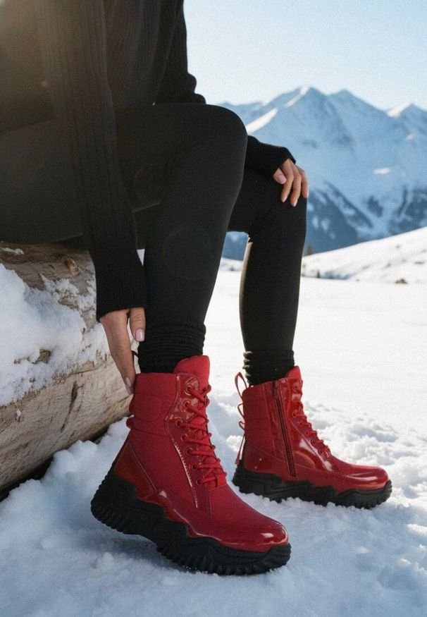 Born2be - Czerwone Sznurowane Śniegowce VICES z Lakierowanymi Wstawkami i Tłoczeniami Reisanna. Okazja: na co dzień. Kolor: czerwony. Materiał: lakier. Styl: casual, sportowy