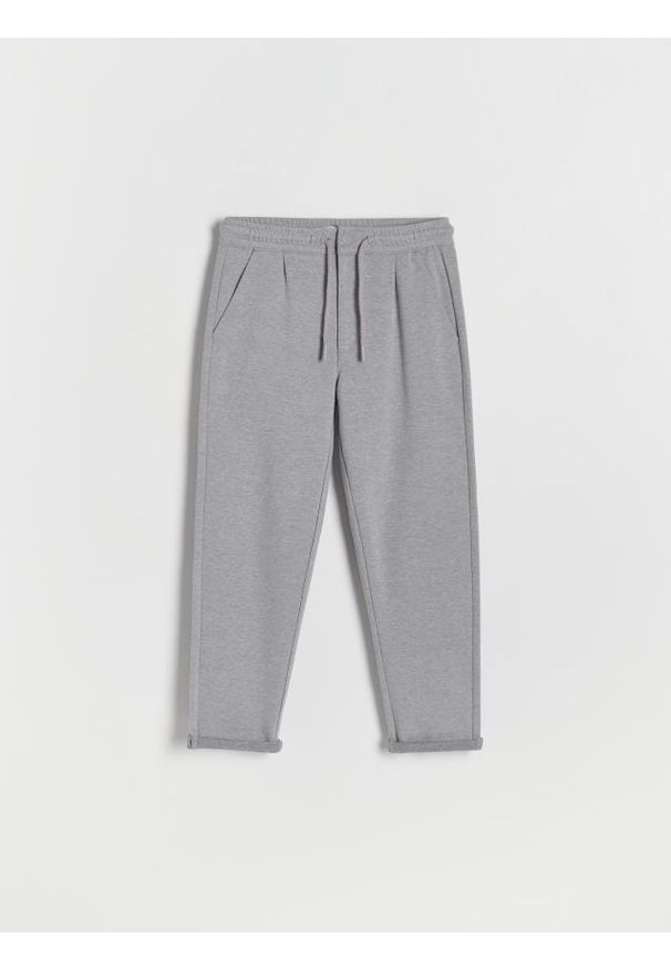 Reserved - Dzianinowe spodnie chino - jasnoszary. Kolor: szary. Materiał: dzianina