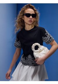 Sinsay - Bawełniana koszulka z haftowanym wzorem - czarny. Kolor: czarny. Materiał: bawełna. Wzór: haft #1