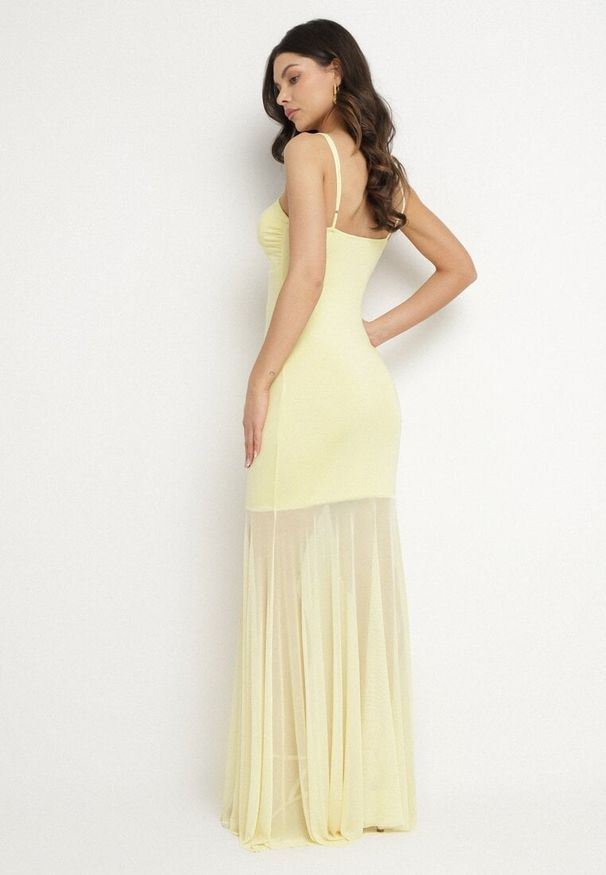 Born2be - Żółta Sukienka na Ramiączkach z Wiskozą Zdobiona Aplikacją i Siateczką Savaleira. Okazja: na co dzień. Typ kołnierza: dekolt w kształcie V. Kolor: żółty. Materiał: wiskoza. Długość rękawa: na ramiączkach. Wzór: aplikacja. Styl: klasyczny, casual, elegancki