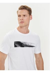 Calvin Klein T-Shirt Brush Logo K10K113113 Biały Regular Fit. Kolor: biały. Materiał: bawełna #2