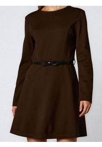 Sinsay - Klasyczna sukienka mini z paskiem i wiskozą - brązowy. Kolor: brązowy. Materiał: wiskoza. Styl: klasyczny. Długość: mini