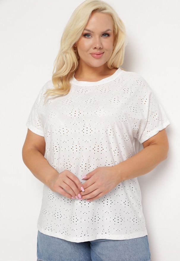 Born2be - Biały T-shirt Koszulka z Krótkim Rękawem z Ażurowej Tkaniny Nispia. Okazja: na co dzień. Kolekcja: plus size. Kolor: biały. Materiał: tkanina. Długość rękawa: krótki rękaw. Długość: krótkie. Wzór: ażurowy. Styl: elegancki, casual