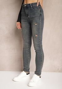 Renee - Granatowe Jeansy Skinny High Waist Wykończone Przetarciami Nevelisa. Okazja: na co dzień. Stan: podwyższony. Kolor: niebieski. Wzór: aplikacja. Styl: sportowy, casual, elegancki