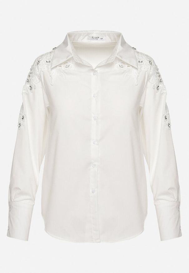 Born2be - Biała Koszula z Ażurowymi Wstawkami Ozdobiona Cyrkoniami i Kryształkami Gonie. Kolor: biały. Długość rękawa: długi rękaw. Długość: długie. Wzór: aplikacja, ażurowy. Styl: elegancki