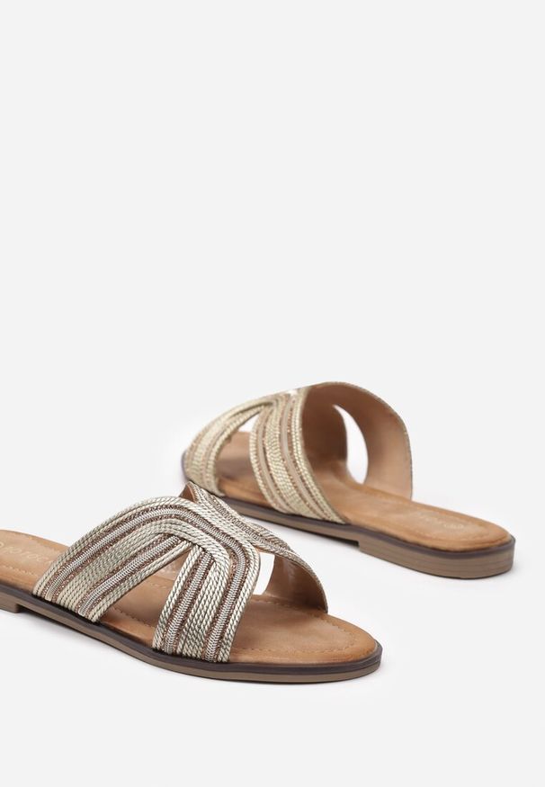 Born2be - Złote Klapki z Wycięciami Ozdobione Plecionką i Cyrkoniami Tsaulle. Okazja: na co dzień. Kolor: złoty. Materiał: len. Wzór: aplikacja. Sezon: lato. Styl: casual, elegancki