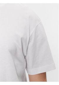 Calvin Klein T-Shirt Hero K10K111346 Biały Regular Fit. Kolor: biały. Materiał: bawełna #2