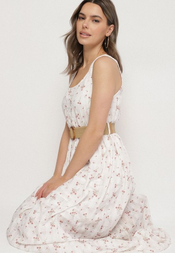 Born2be - Biała Rozkloszowana Sukienka w Kwiaty Ozdobiona Plecionym Paskiem Iffalle. Okazja: na spacer, na co dzień. Kolor: biały. Materiał: skóra. Wzór: aplikacja, kwiaty. Typ sukienki: proste. Styl: casual, elegancki