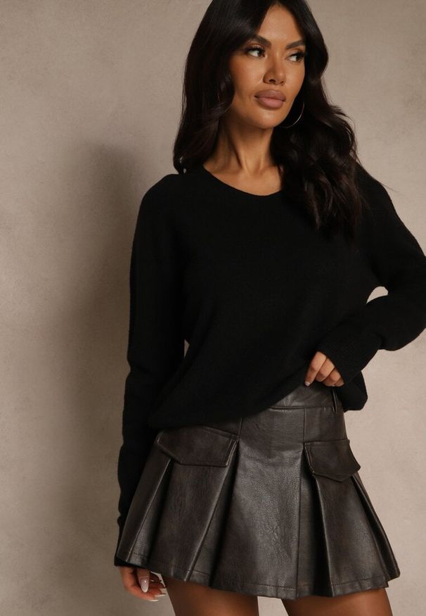Renee - Czarny Sweter z Wełną i Wiskozą z Trójkątnym Dekoltem Kaitte. Okazja: na co dzień. Kolor: czarny. Materiał: wiskoza, wełna. Styl: elegancki, casual