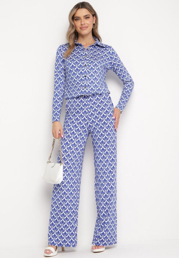 Born2be - Granatowa Koszula z Metalicznymi Guzikami i Oryginalnym Wzorem Orlenmdra. Okazja: na spotkanie biznesowe, do pracy. Kolor: niebieski. Wzór: geometria. Styl: klasyczny, biznesowy