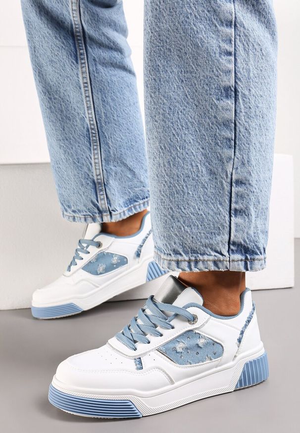 Renee - Biało-Niebieskie Sneakersy na Prążkowanej Podeszwie Zdobione Jeansowymi Detalami Miraga. Kolor: biały. Materiał: jeans, prążkowany. Wzór: aplikacja
