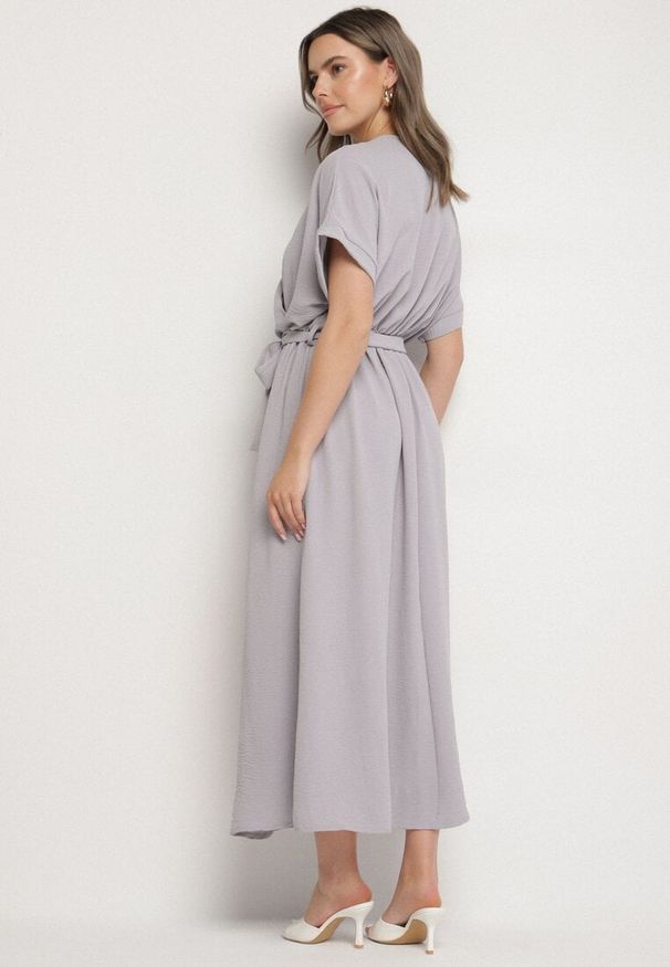 Born2be - Szara Sukienka z Bawełną i Ozdobnym Paskiem Lunistra. Okazja: na co dzień. Kolor: szary. Materiał: bawełna. Wzór: aplikacja. Styl: elegancki, klasyczny, casual