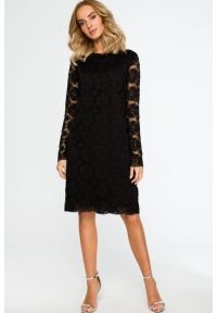 MOE - Sukienka wieczorowa koronkowa trapezowa midi czarna. Okazja: na randkę, na ślub cywilny, na wesele. Kolor: czarny. Materiał: koronka. Typ sukienki: trapezowe. Styl: wizytowy. Długość: midi #1