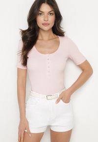 Born2be - Różowy Prążkowany T-shirt z Bawełny Ozdobiony Guzikami Tasavia. Kolor: różowy. Materiał: bawełna, prążkowany. Wzór: aplikacja. Sezon: lato. Styl: klasyczny #5
