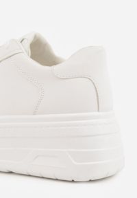 Born2be - Białe Sneakersy VICES na Grubej Tłoczonej Podeszwie Riovelle. Okazja: na co dzień. Kolor: biały. Materiał: jeans #6