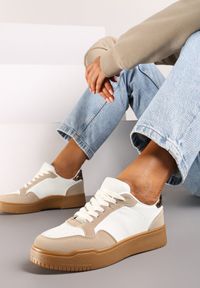 Renee - Ciemnobeżowe Casualowe Sneakersy na Płaskiej Podeszwie z Perforacją Theneria. Okazja: na co dzień. Kolor: beżowy. Materiał: jeans. Obcas: na płaskiej podeszwie #1