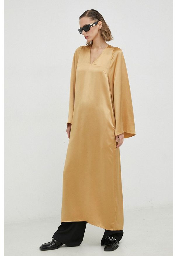 By Malene Birger sukienka Brynn kolor żółty maxi prosta. Okazja: na co dzień. Kolor: żółty. Materiał: tkanina, satyna, materiał, acetat. Długość rękawa: długi rękaw. Wzór: ze splotem. Typ sukienki: proste. Styl: casual. Długość: maxi