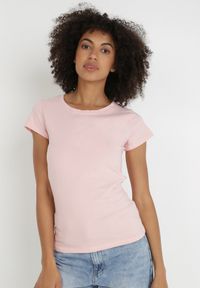 Born2be - Jasnoróżowy T-shirt Gathanthei. Okazja: na co dzień, do domu. Kolor: różowy. Materiał: dzianina, bawełna, dresówka, jeans. Długość rękawa: krótki rękaw. Długość: krótkie. Wzór: gładki. Styl: casual, klasyczny, sportowy #1