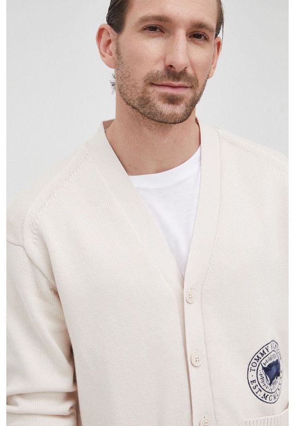 TOMMY HILFIGER - Tommy Hilfiger kardigan bawełniany męski kolor beżowy. Kolor: beżowy. Materiał: bawełna. Wzór: aplikacja