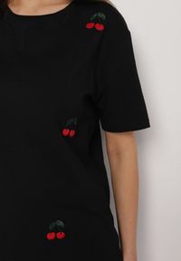 Born2be - Czarny Bawełniany T-shirt Zdobiony Haftem z Motywem w Wiśnie Nevianira. Okazja: na co dzień. Kolor: czarny. Materiał: bawełna. Wzór: aplikacja, haft. Styl: casual #7
