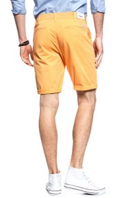 Wrangler - SPODENKI MĘSKIE WRANGLER CHINO SHORT AMBER YELLOW W14AMM15V. Materiał: materiał. Wzór: jednolity, aplikacja #9