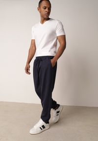 Born2be - Granatowe Spodnie Dresowe z Bawełną ze Ściągaczami Hailise. Okazja: na co dzień, do domu. Kolor: niebieski. Materiał: bawełna, dresówka. Styl: casual, sportowy #1