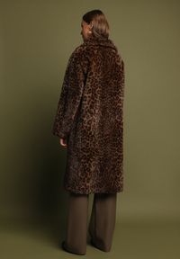 Born2be - Brązowy Jednorzędowy Płaszcz Futerko w Panterkę Otivana. Okazja: na co dzień, na spotkanie biznesowe, na randkę, do pracy. Kolor: brązowy. Materiał: futro. Wzór: motyw zwierzęcy. Sezon: zima, jesień. Styl: casual, biznesowy, elegancki, klasyczny #2