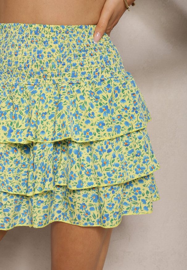 Renee - Żółto-Niebieska Rozkloszowana Spódnica Mini w Kwiaty z Gumkami w Talii i Falbanami Ademelina. Stan: podwyższony. Kolor: żółty. Wzór: kwiaty. Sezon: lato, wiosna
