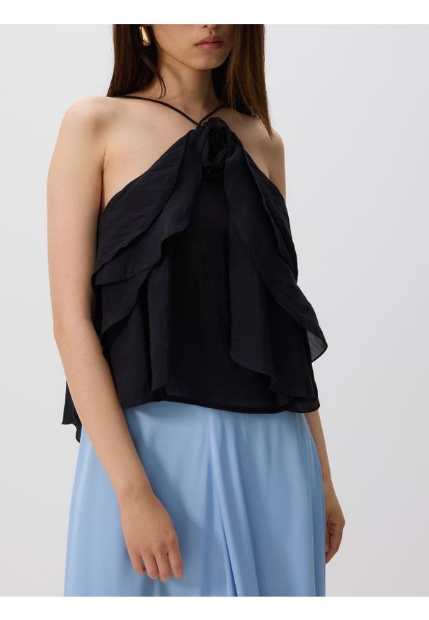 Reserved - Top z ozdobną różą - czarny. Kolor: czarny. Materiał: tkanina. Długość: krótkie