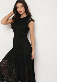 Born2be - Czarna Rozkloszowana Sukienka z Ażurowym Wzorem i Paskiem Galindella. Kolor: czarny. Wzór: ażurowy. Styl: klasyczny #2
