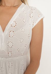 Born2be - Biała Bawełniana Rozkloszowana Sukienka z Ażurowym Wzorem i Gumką w Talii Ozdobiona Guzikami Venevia. Typ kołnierza: dekolt w kształcie V. Kolor: biały. Materiał: bawełna. Wzór: aplikacja, ażurowy. Styl: klasyczny, elegancki #4