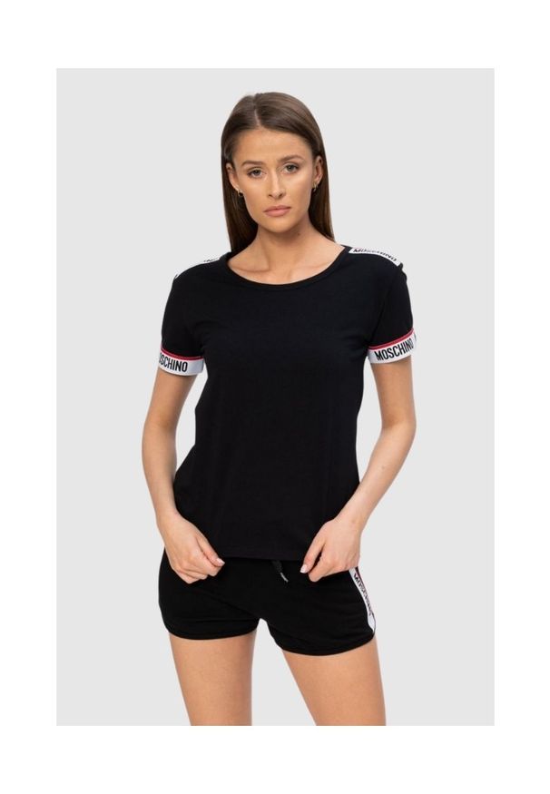 MOSCHINO Czarny t-shirt z pagonami z logo. Kolor: czarny. Materiał: prążkowany. Długość rękawa: krótki rękaw. Wzór: aplikacja