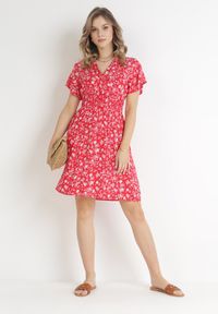 Born2be - Czerwona Kwiecista Sukienka Mini z Wiskozy z Marszczoną Gumką w Pasie Catela. Kolor: czerwony. Materiał: wiskoza. Długość rękawa: krótki rękaw. Wzór: kwiaty. Sezon: wiosna, lato. Typ sukienki: kopertowe, rozkloszowane. Długość: mini #2