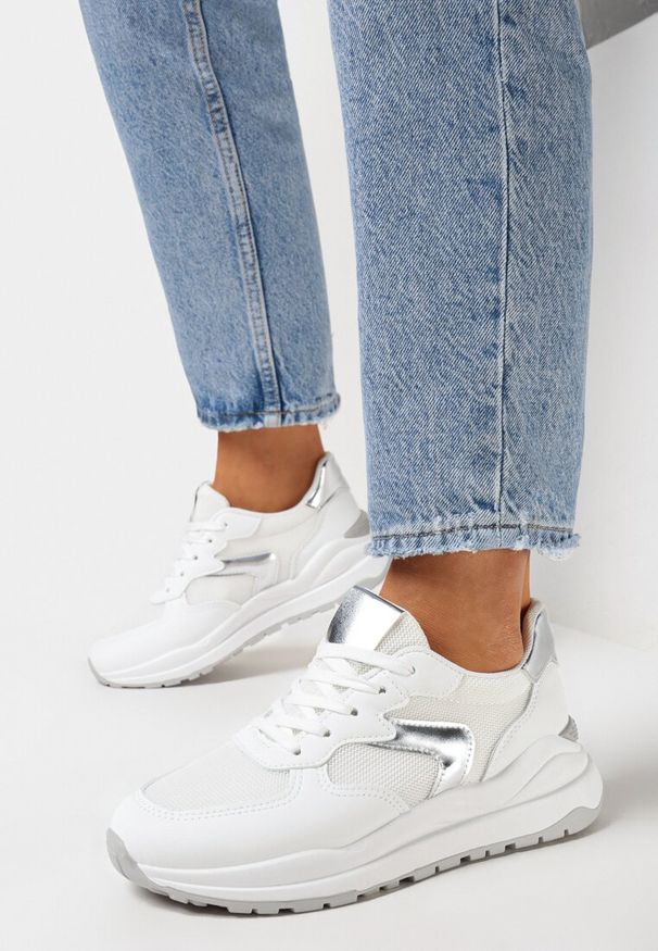 Born2be - Biało-Srebrne Sneakersy na Płaskiej Podeszwie z Ozdobnymi Wstawkami Aizra. Kolor: biały. Obcas: na płaskiej podeszwie