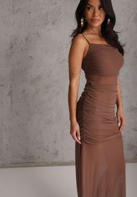 Renee - Brązowa Koktajlowa Eteryczna Sukienka z Transparentnymi Elementami Dioreisis. Kolor: brązowy. Materiał: wiskoza, materiał. Długość rękawa: na ramiączkach. Wzór: gładki. Styl: wizytowy. Długość: midi #1