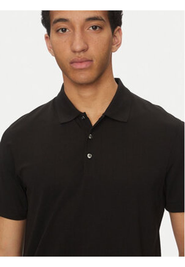Calvin Klein Polo LV04LB220G Czarny Regular Fit. Typ kołnierza: polo. Kolor: czarny. Materiał: syntetyk